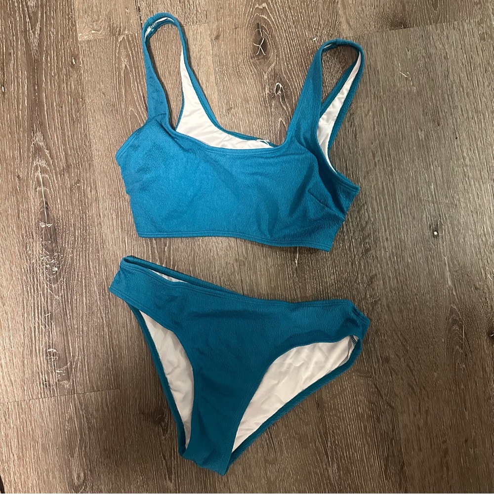 Cupshe Textured Scoop Bralette & Standard Rise Bikini Set size small
